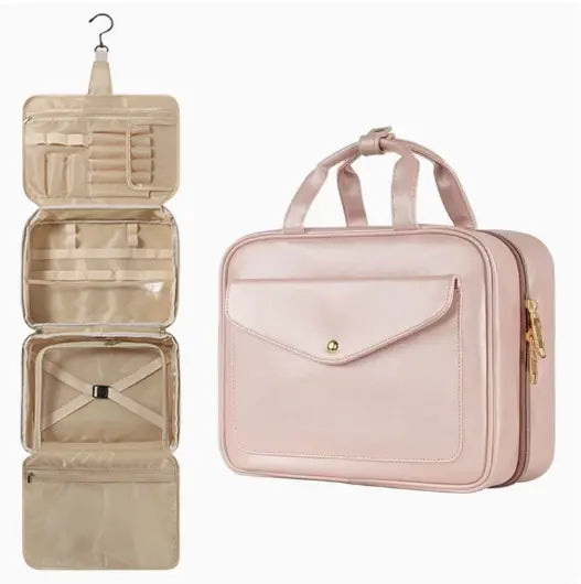 Trousse de toilette suspendue BelleEscale rose avec poignées, présentée fermée et dépliée avec crochet et compartiments de rangement.