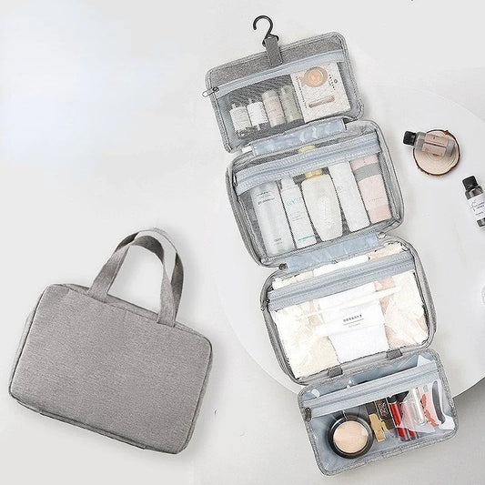 Trousse de toilette suspendue accrochée dans une salle de bain, solution pratique pour voyager et garder ses accessoires bien organisés gris - 4 compartiments