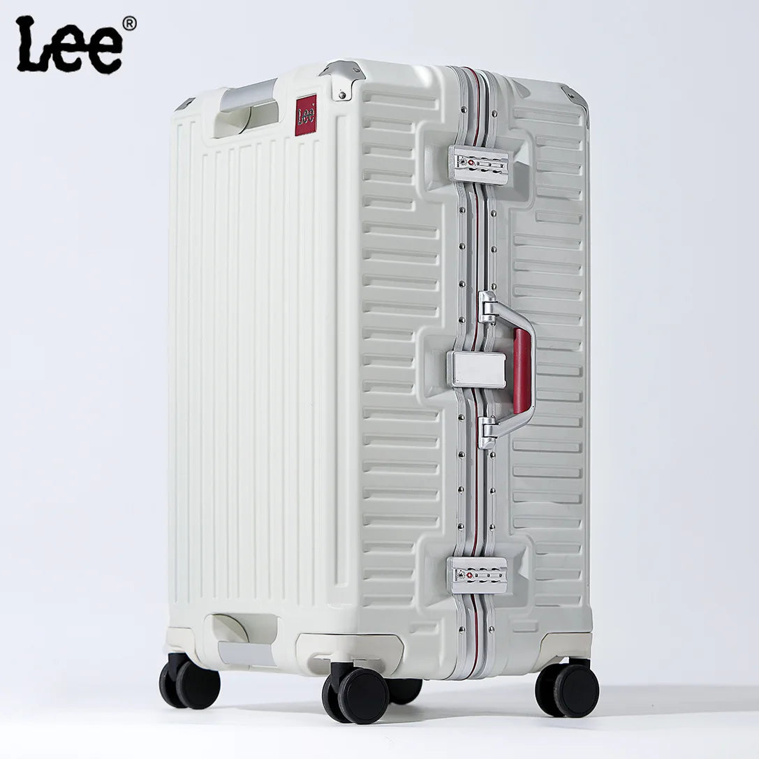 Valise cabine premium avec cadre aluminium dans un environnement hôtelier, élégante et conçue pour durer.