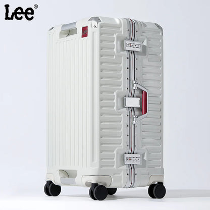 Valise cabine premium avec cadre aluminium dans un environnement hôtelier, élégante et conçue pour durer.