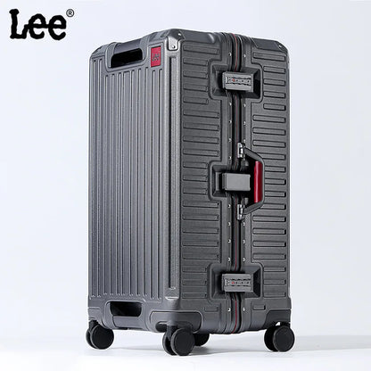 Valise cabine premium avec cadre aluminium dans un environnement hôtelier, élégante et conçue pour durer.