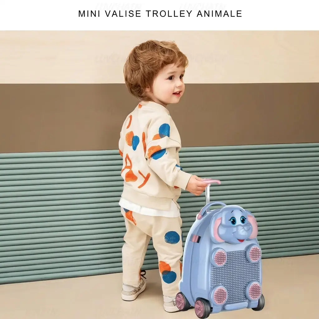 Jeune enfant tirant une valise éléphant bleu par sa poignée télescopique