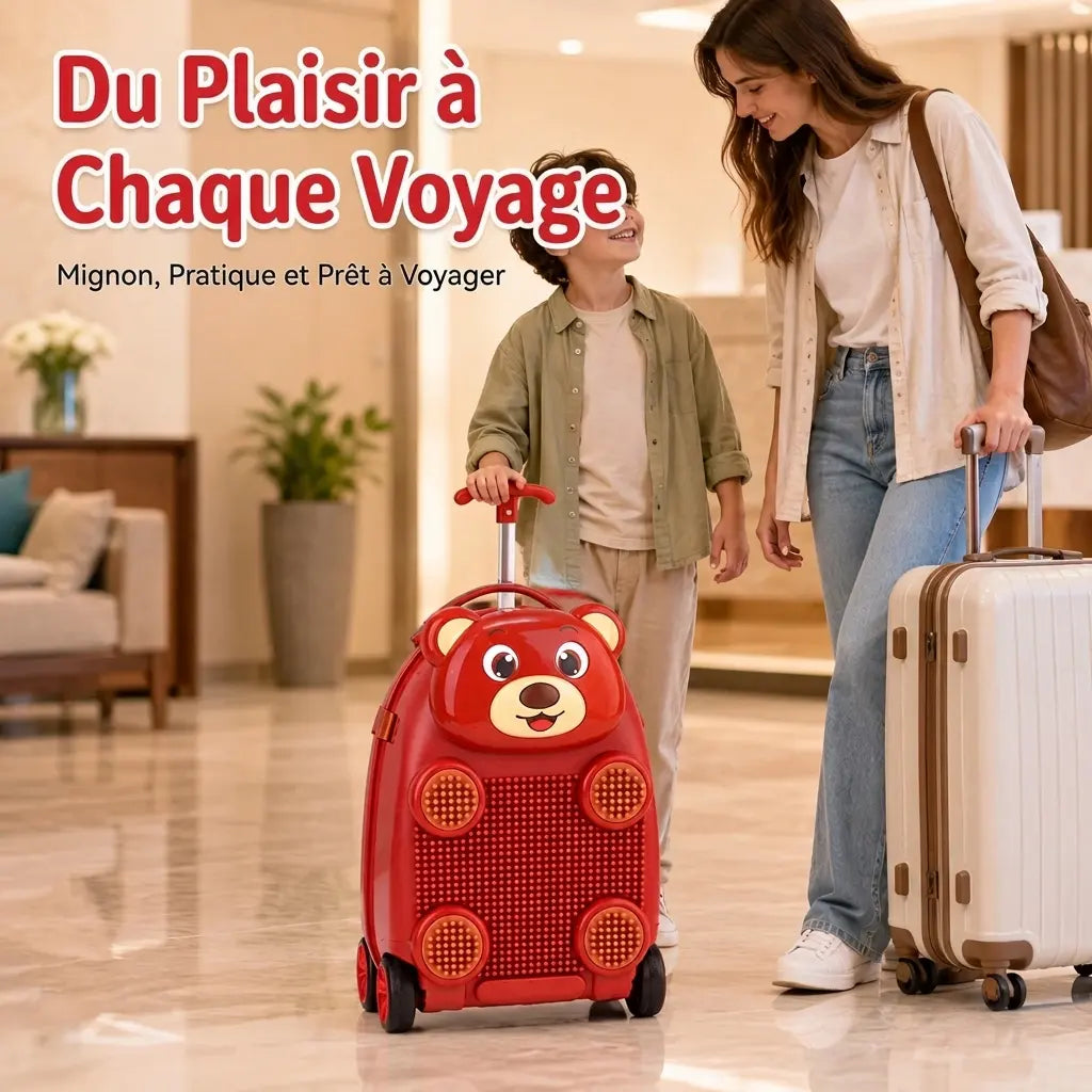 Enfant avec une valise ours rouge à roulettes, aux côtés d’un adulte et de son bagage