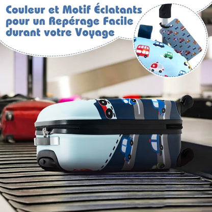 Valise enfant bleue à motifs véhicules sur un tapis à bagages, avec détail de l’étiquette assortie